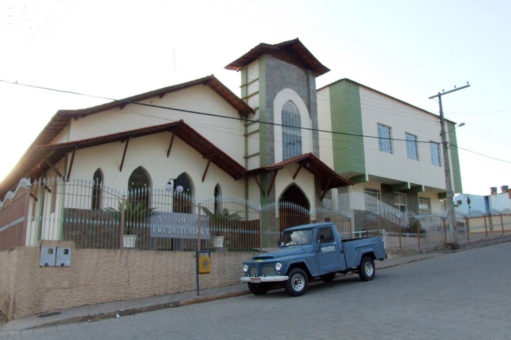 Igreja Presbiteriana de Alto Caparaó - imagem 05 de 09 2011 - MG by carlos roberto rocha santana