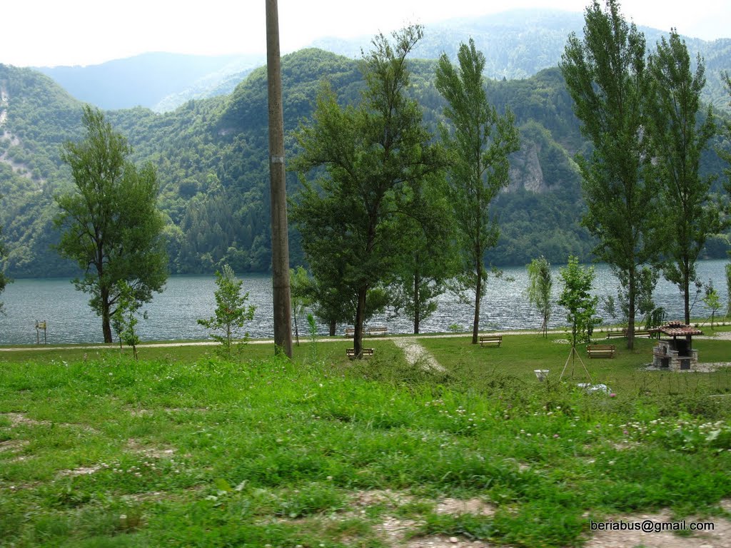 Lago di Gorlo by RobertoBeria