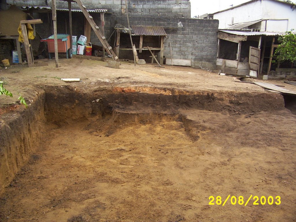 Retirada de terra antes da construção do quartinho dos fundos by Carlos Eduardo Kacin…