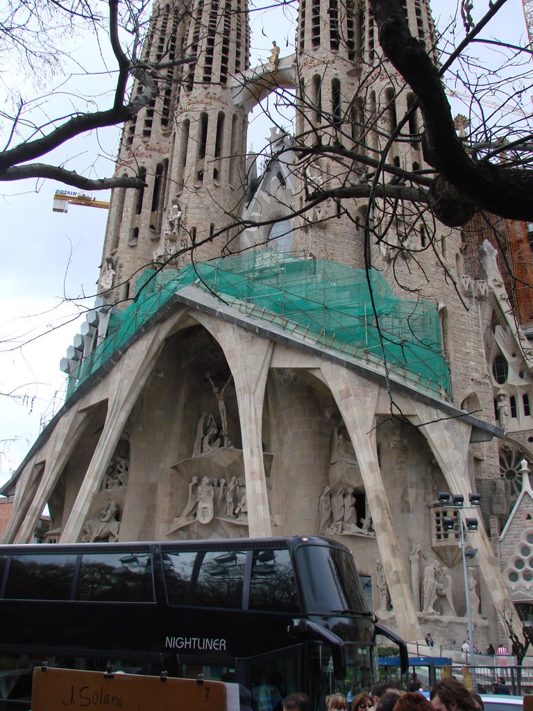 MZES Bus at Sagrada Familia by sparhawk12345