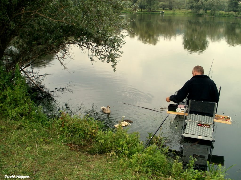 Trof ik bekende vissers (John Senden) en dat bleef niet bij een biertje...dat waren wat biertjes met ons 3..21 Juli 2011 by Gerold Vluggen