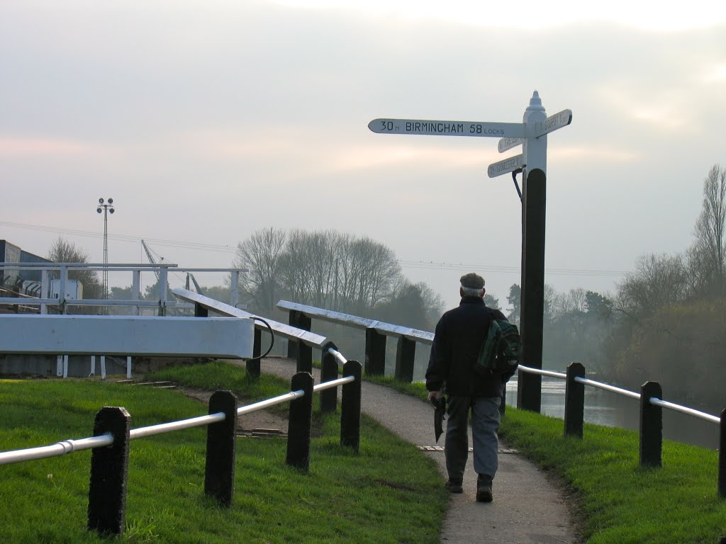 The Junction of the river Severn and the Staffs and Worcs Canal by pedrocut