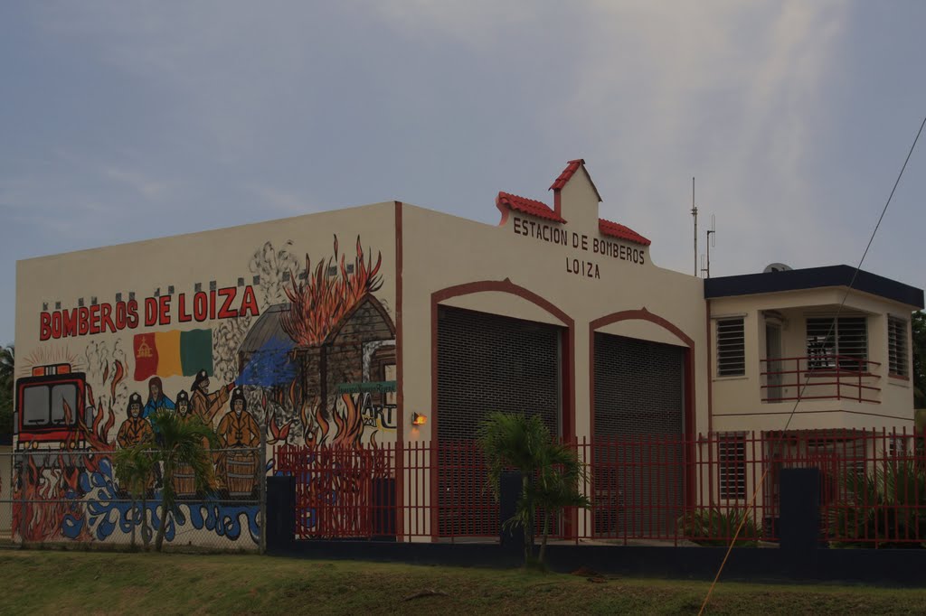 Parque de Bombas-Loiza-Es un pueblo de costumbres y tradiciones, donde el baile de bomba como el de plena son los favoritos de su gente. La artesanía así como las manualidades, muestran al mundo sus conocimientos claros de su cultura. En Loiza tambien se celebra las fiestas en honor a Santiago Apóstol y San Patricio. Si hablamos de platos típicos, debemos mencionar algunos como empanadas, alcapurrias de jueyes, casabe, arroz con jueyes y otros. by Ricardo David Jusino