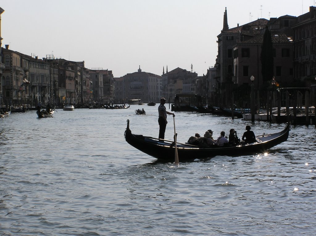 Une gondole sur le Grand Canal by lordnicklas