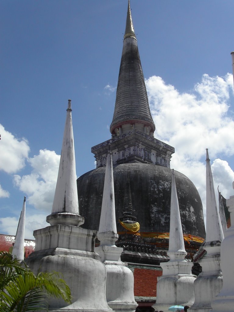 Wat Phra Mahathat temple complex by est2000