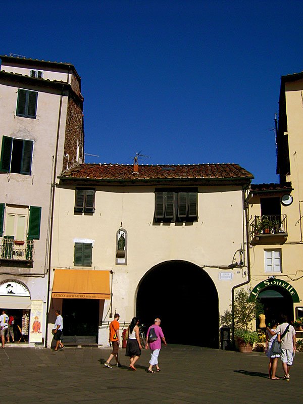 Lucca - Piazza dell'Anfiteatro by Komlósy Mária