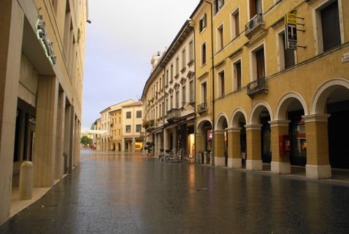 Piazza Luzzatti - Municipio by giasgo