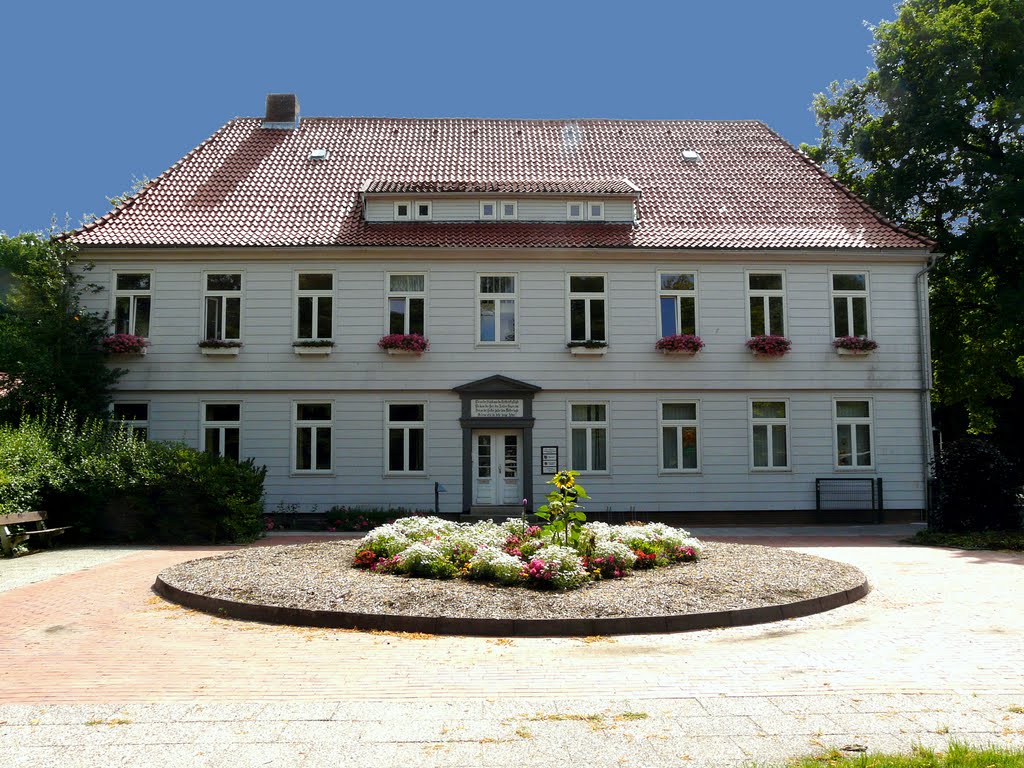 Das ehemalige Forstamt, danach Volksschule zu Hagen im Bremischen, heute für Büros der Gemeindeverwaltung genutzt by Dominic Techau