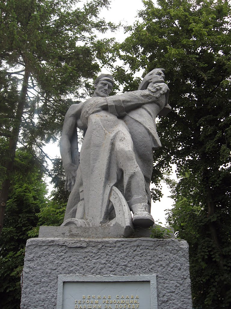 Пам'ятник охтирським революціонерам ♦ monument to the revolution fighters by i.bulyha