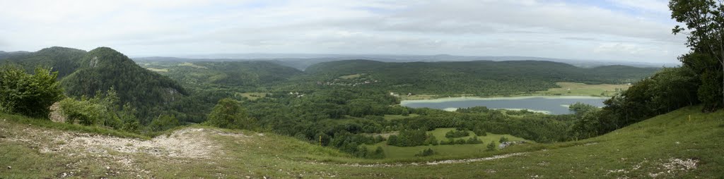 Le lac d'Ilay depuis Le pic de l'aigle by Piliph