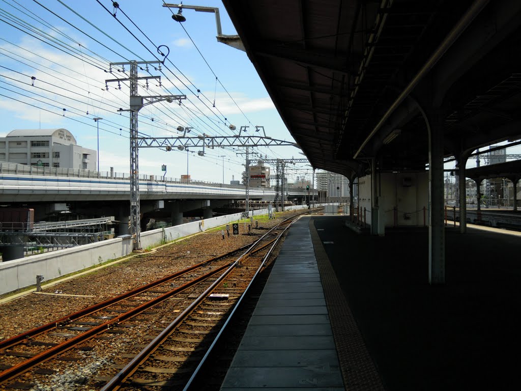 JR Kobe station platform by DVMG