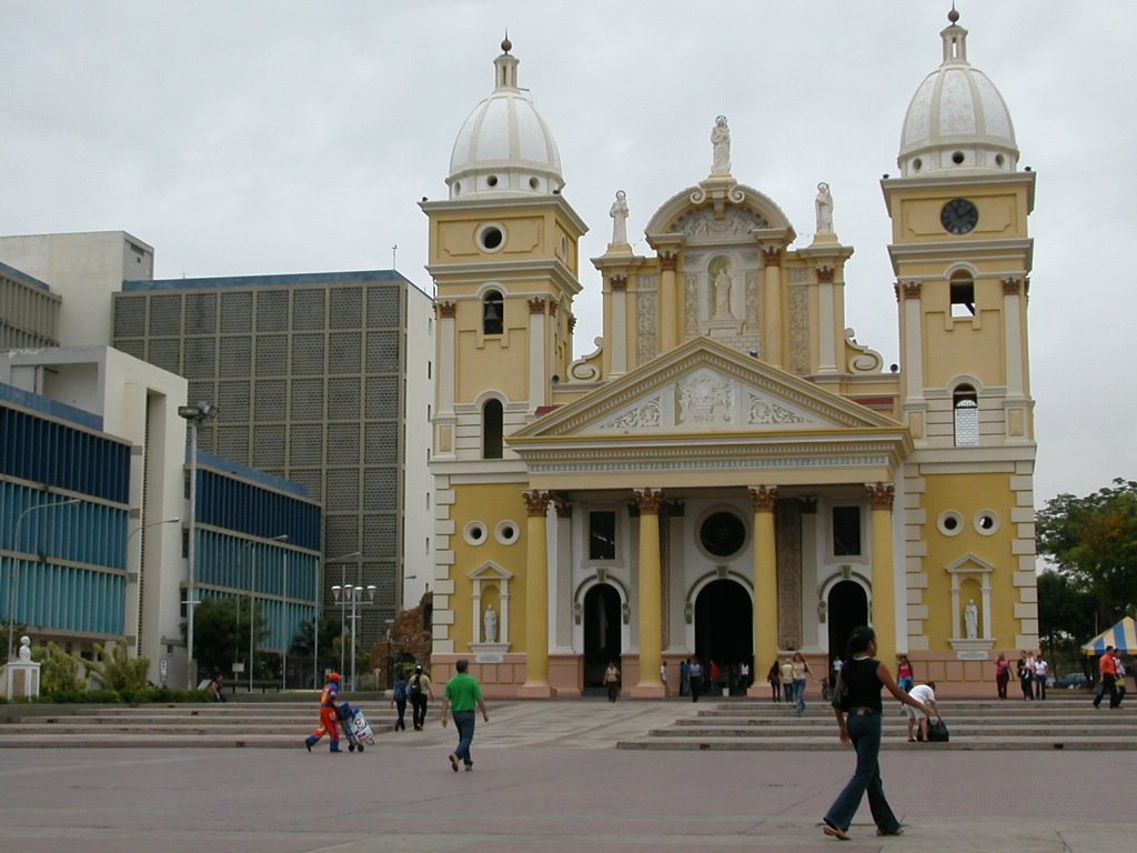 Basílica de la Virgen de Chiquinquirá by Pedro Saura