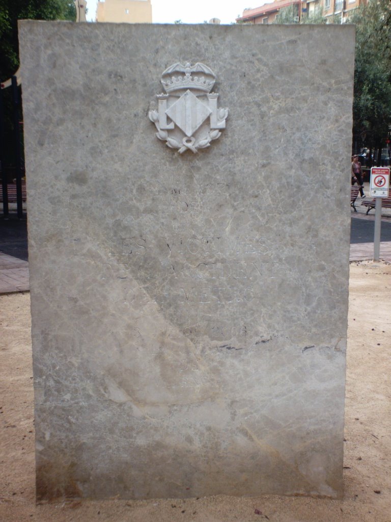 Monument il·legible a les víctimes del Metro de València by Pasqual Requena Pall…