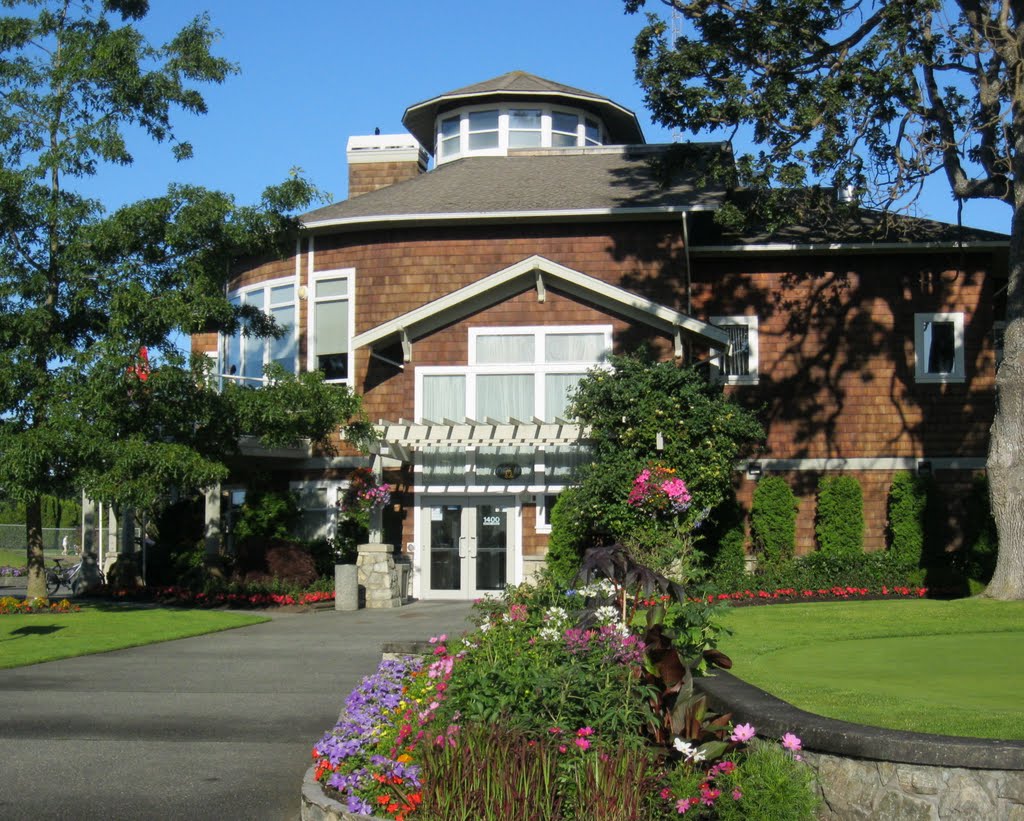 Golf Course club house. READ INFO IN PANORAMIO/COMMENTS by John Newcomb