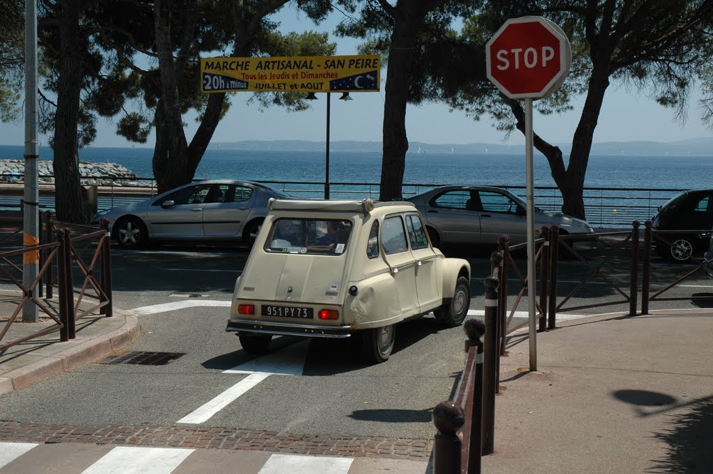 Citroen DIANE "San Peire" Les Issambres by Monique & Pascal (LUXBG)