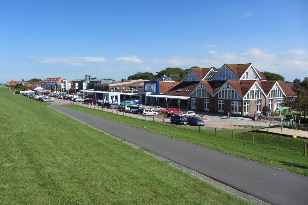 Neuharlingersiel, Blick auf das Hallenbad "Badewerk" 07.2011 by Papa Jenne