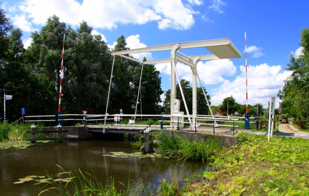 De Oudendambrug tussen de Langemeentweg en de Geerkade op de grens van de Provincie Utrecht en Zuid-Holland. Dicht bij het buurtschap Geer. by watersnip