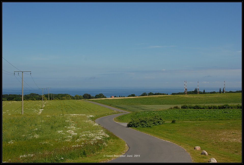 Straße nach Lohme an der Ostsee by Sven Rumbler