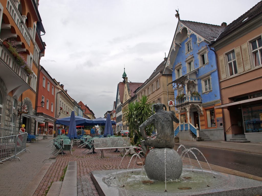 Stockach, Hans-Kuony-Brunnen. Die Granitkugel hält dem 4-Zentner-Bronze-Narren stand ! . . . by ReinhardKlenke