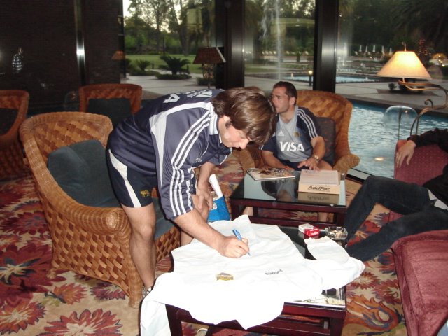 Martin Durand firmando el Buzo,Sheraton Pilar 04/11/2005 by dariog