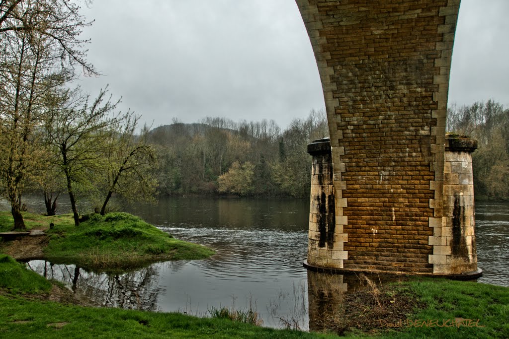 Sous le pont de Vézac - Aquitaine. by DanielD_37