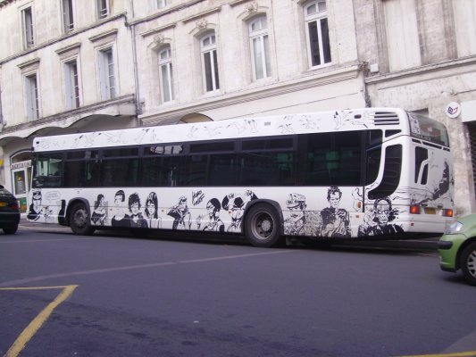 bus en la parada de Franquin by Martii