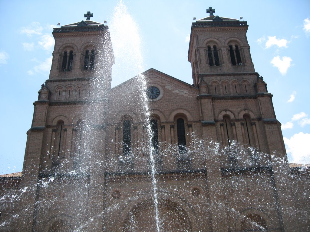 Catedral de Medellin, by omontealegre