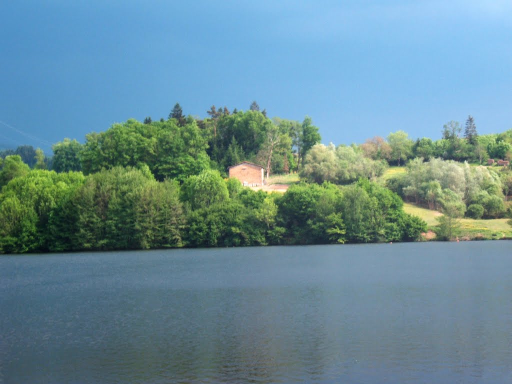 Au lac d'Aubusson par lumière orageuse by Matopée