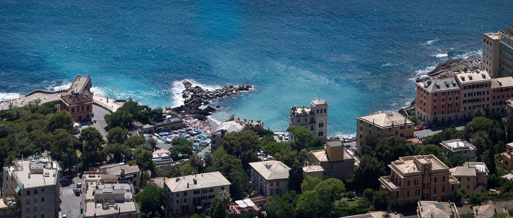 Panorama dal levante di Genova Scalo e spiaggia di Quinto by Roberto Zanleone