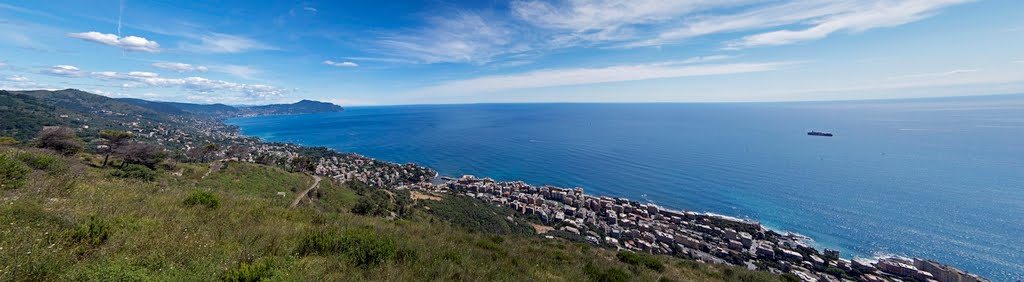 Panorama dal levante di Genova by Roberto Zanleone