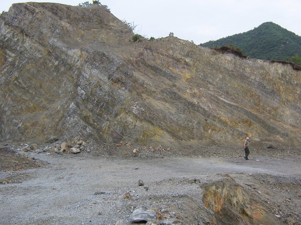 DkC_094 (7531_5) - outcrop overview, Wudang, carbonate (2), normal faulting by Seuche