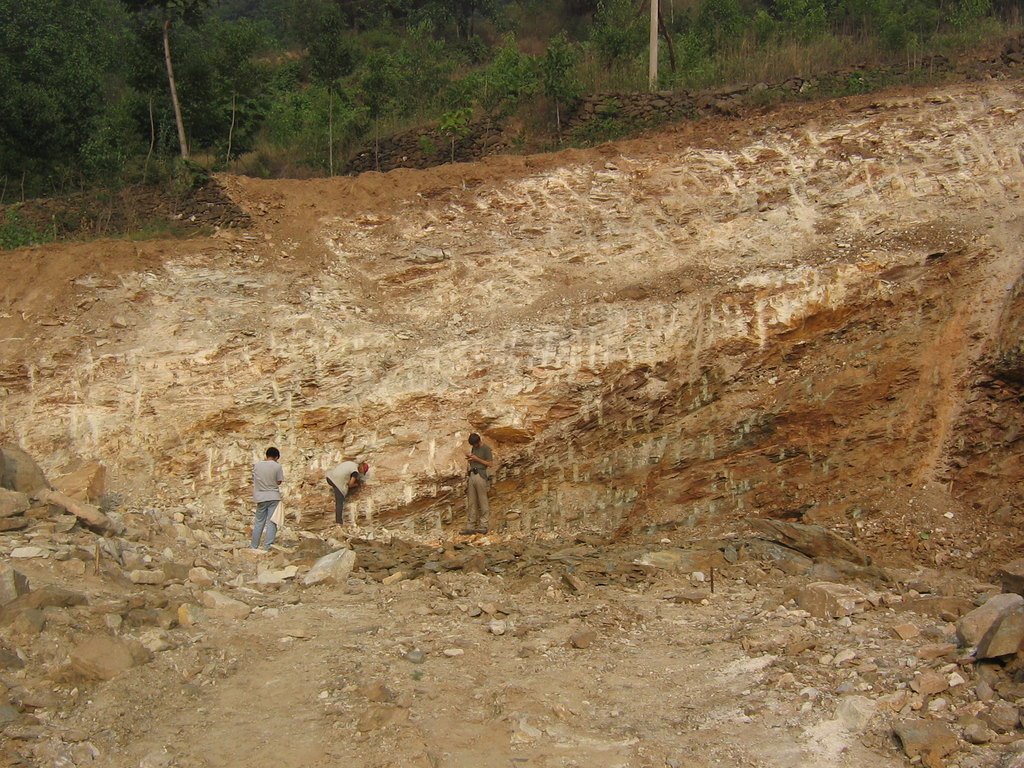 DkC_191 (7612_9) - outcrop overview, Yaoling, stalked gneiss at the top underlayed by lense-shaped sheared phyllite by Seuche