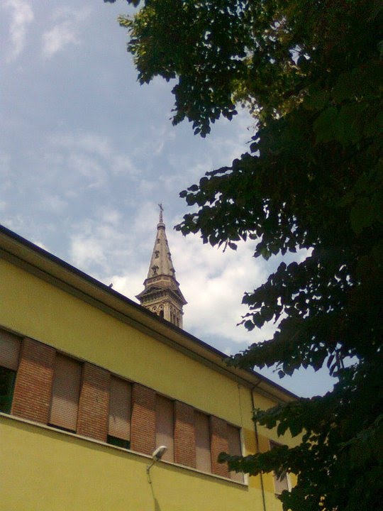 Alessandria,AL_Piazza Vittorio Veneto, parrticolare del Campanile del Duomo e della Scuola Elementare E. De Amicis_ (2011) by EllePi