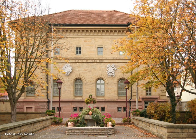 Senator Dr. Burda Haus mit Festungs- und Waffengeschichtlichem Museum sowie Blumenbrunnen, früher Gefängnis by fotostudio-rosita.de