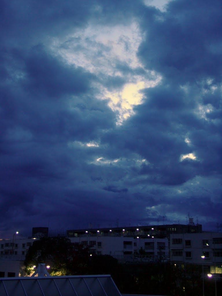 兵庫区の夕暮れ　A dusk in Hyogo-Ku. by Yoshihiko Hayashi