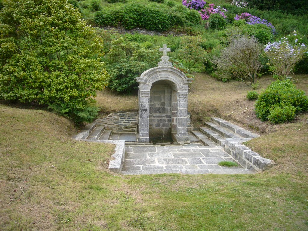 Fontaine Saint-Hubert dans le parc du château de Trévarez (Finistère) by plonevez