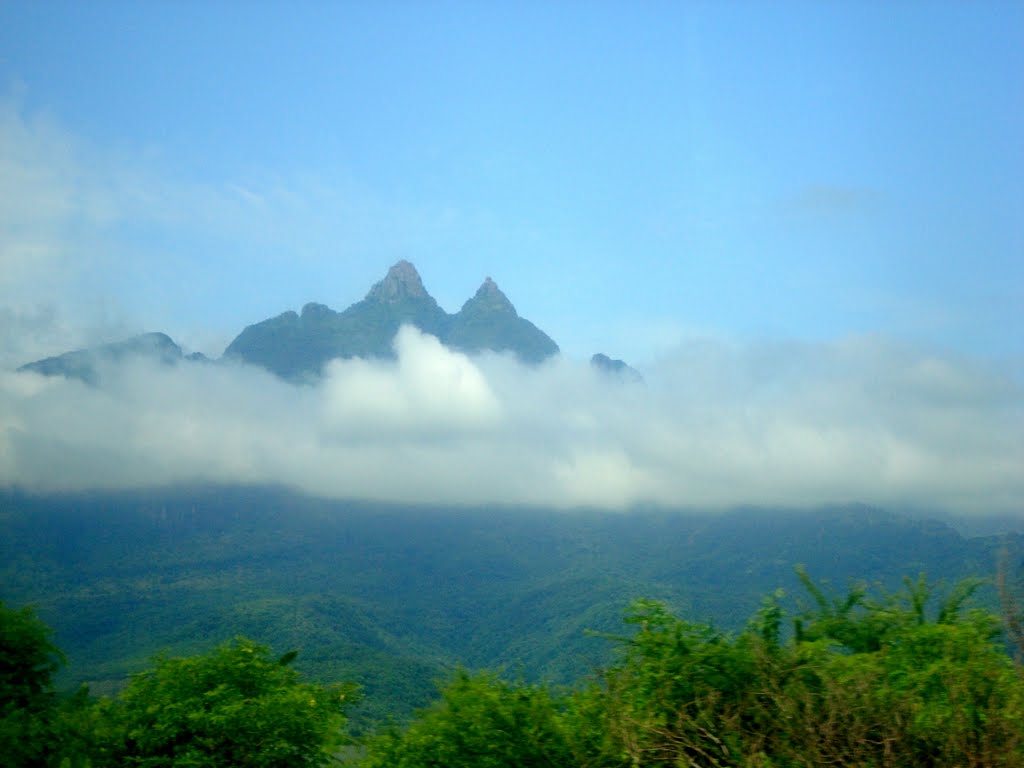 Los Picachos entre nubes by Arturo Cárdenas L