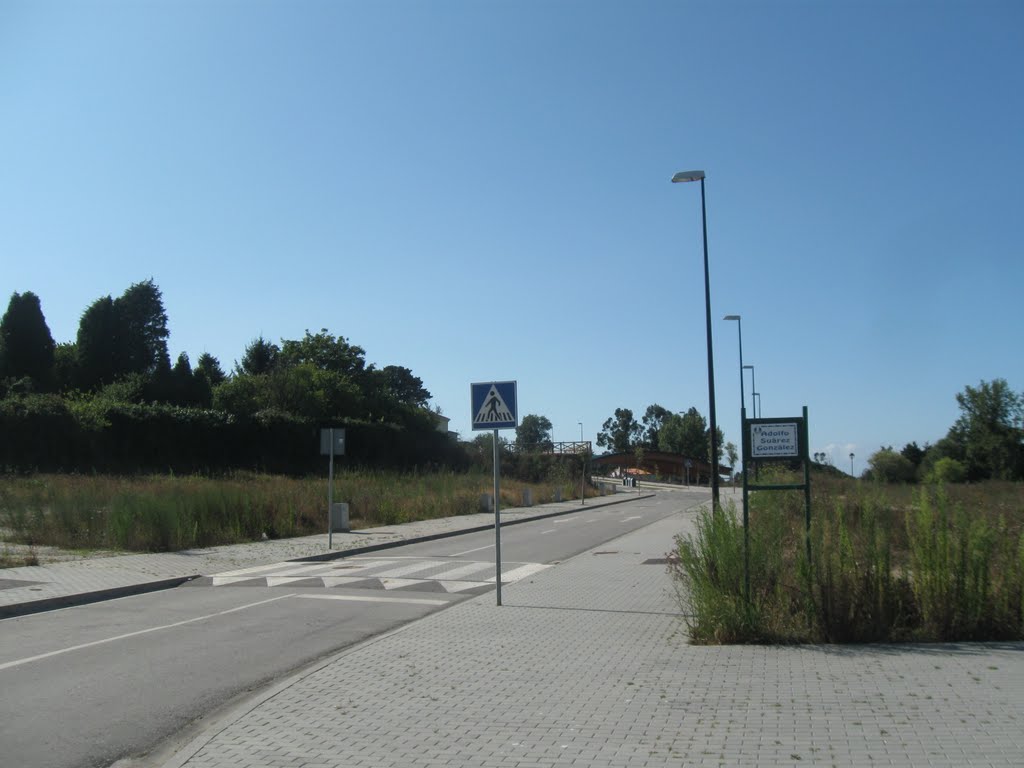 C/ Adolfo Suárez González. Santa Cruz (Oleiros) by Joaquín Vilas