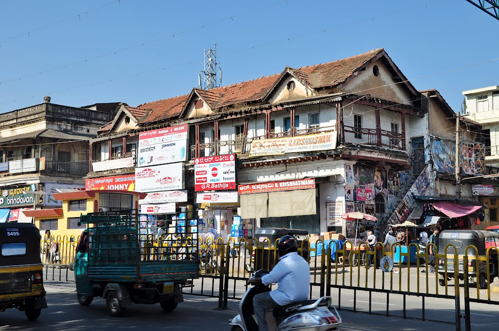 Sayaji Rao Road in Mysore, India. by Nicola e Pina India 2010