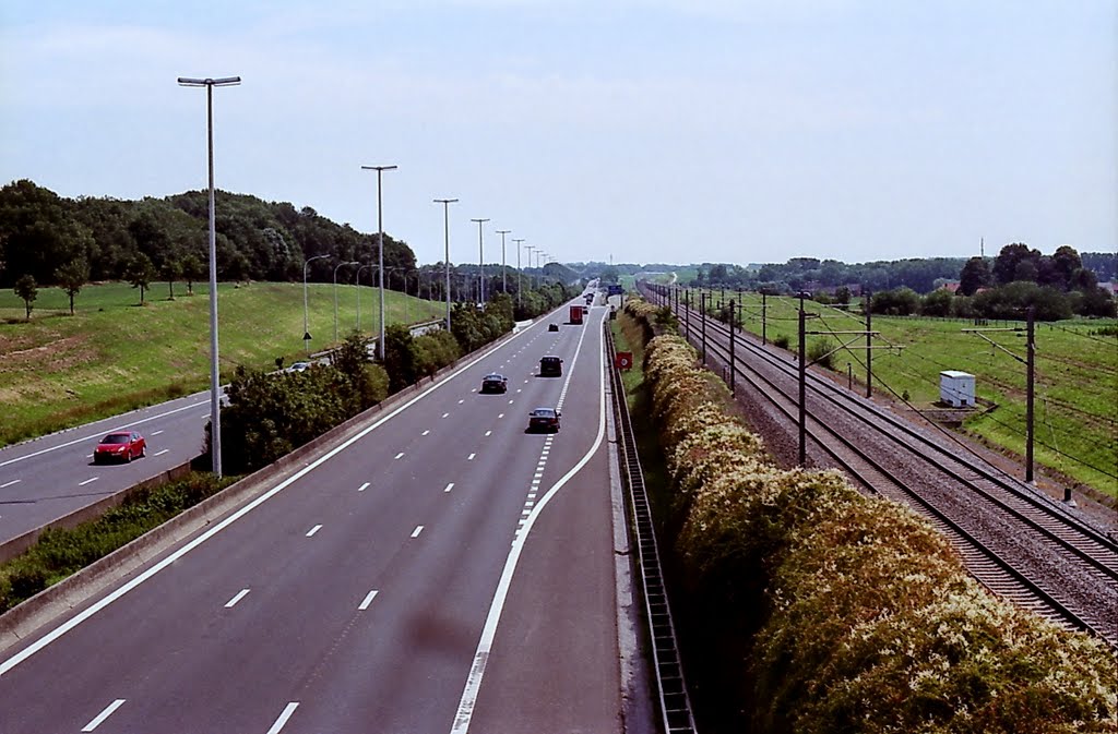 Bierbeek Katspoelstraat E40 en HST-lijn Brussel-Luik kijkrichting Luik by Ivo Stroobants