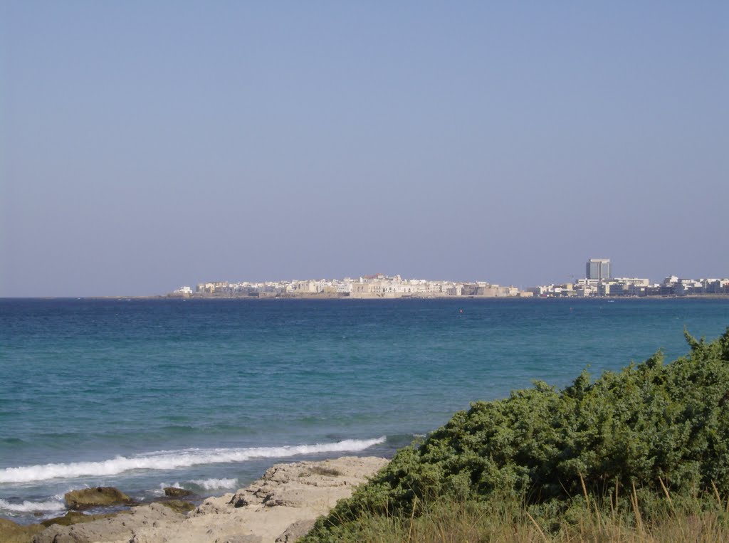 Gallipoli dalla spiggia di Baia Verde by Magnani Aldo