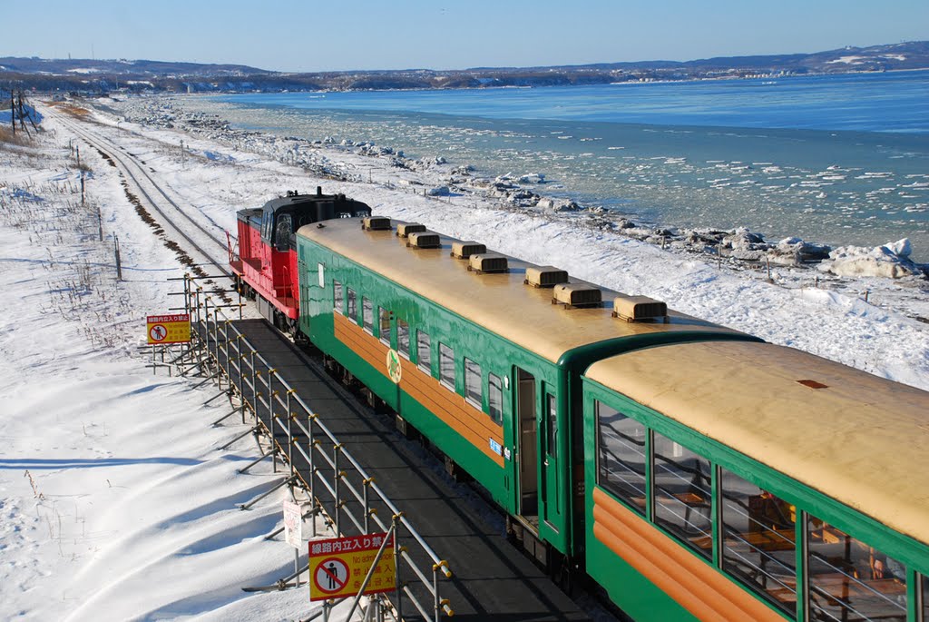 氷ノロッコ号 Ryuhyo Norokko tourist train that runs seasonally between Abashiri and Shiretokoshari seen here at Kitahama 2008 by RodWilliams