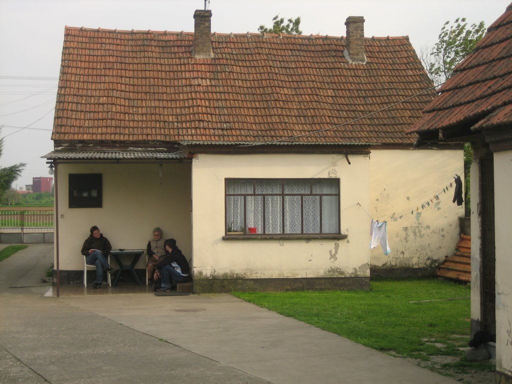 House in Sremska Mitrovica, Rumski Drum. May 2006, before reconstruction. by Topograf