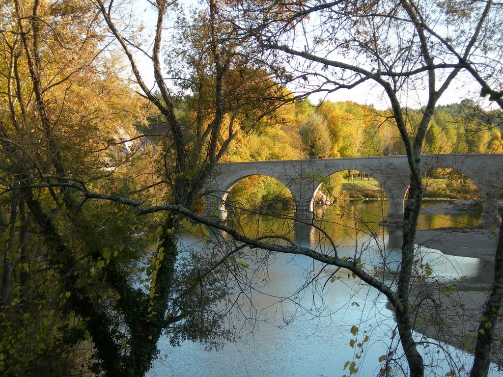 Le pont du Coureau à Saint André de Roquepertuis by catherine carvaillo