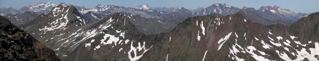 Panoràmica des de l'Abeillé, al fons Mont Perdut, Vignemale, Pic Long i Neouville, davant a l'esquerra Culfreda by Josep Pallarès