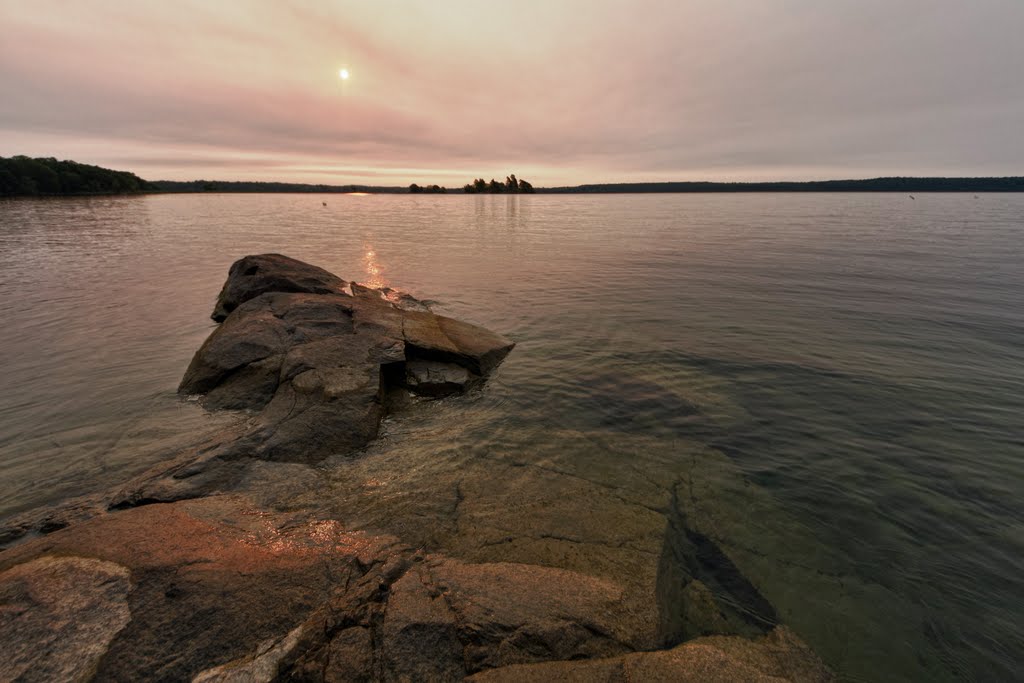 Sunrise on the side rocks by tkreck