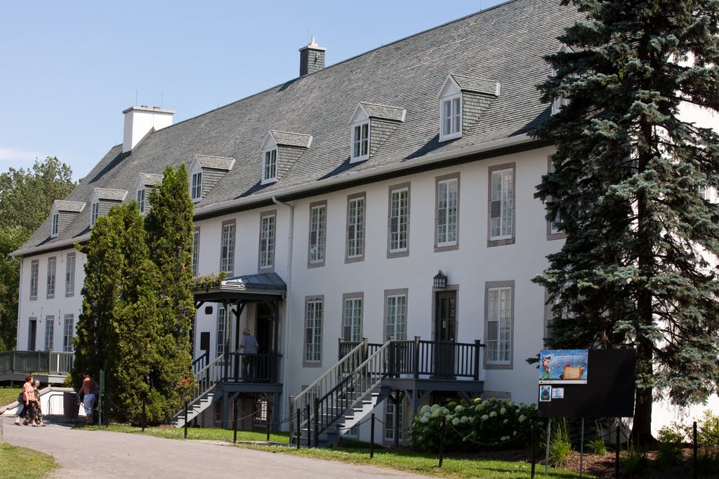 Château du Domaine Maizerets à Québec by alaincorri