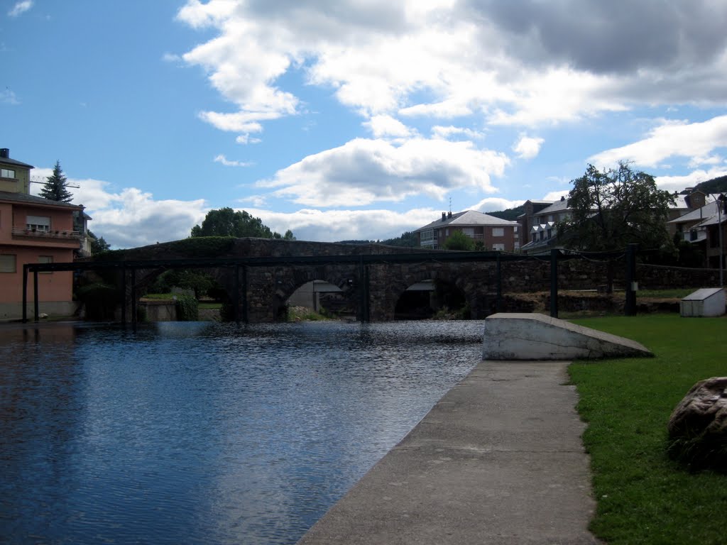 Playa fluvial y puente romano by Kundiatali