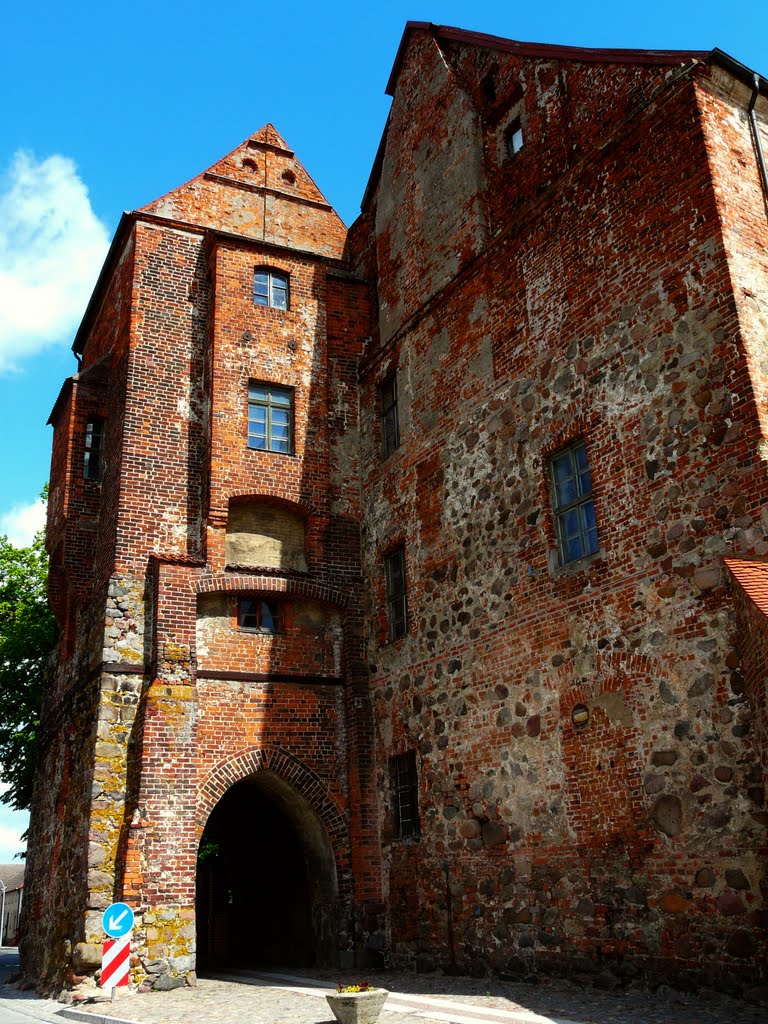 Germany_Brandenburg Country_Freyenstein_castle and gate tower_P1220396.JPG by George Charleston