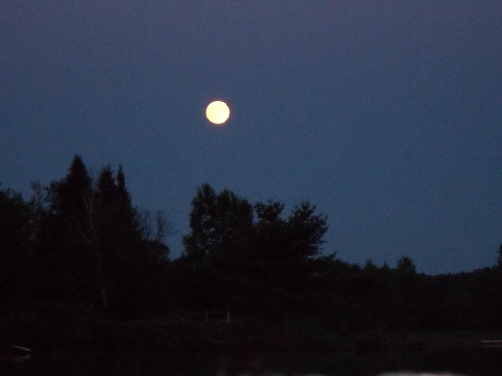 La lune se leve by Gilles Mailhot